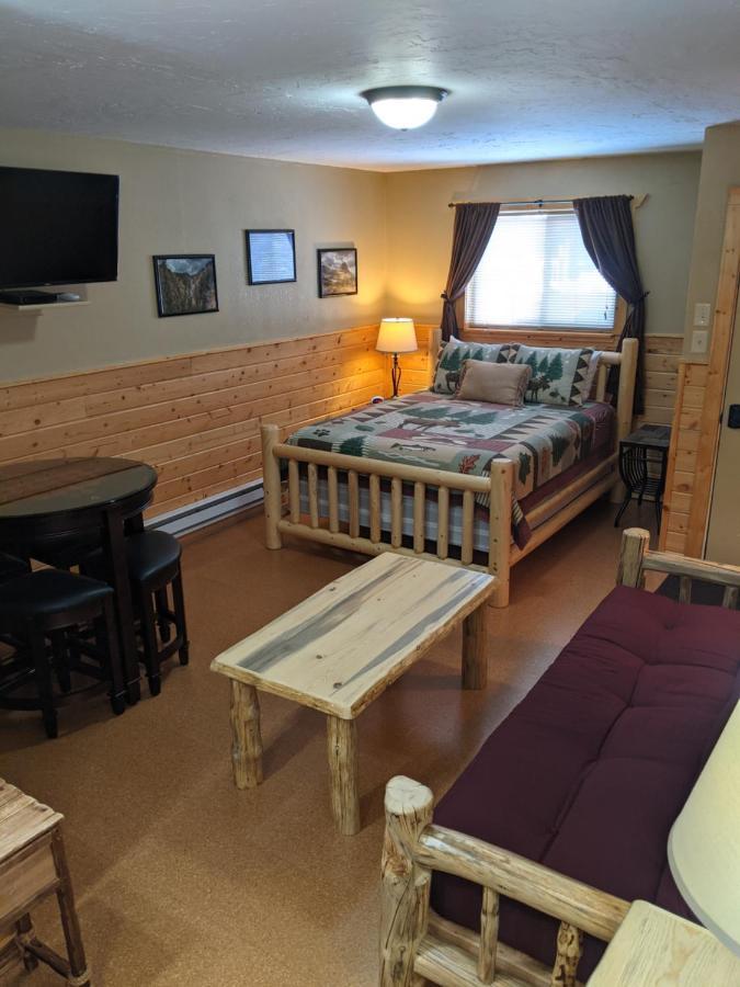 9 Bar W Cabins ウェスト・イエローストーン エクステリア 写真