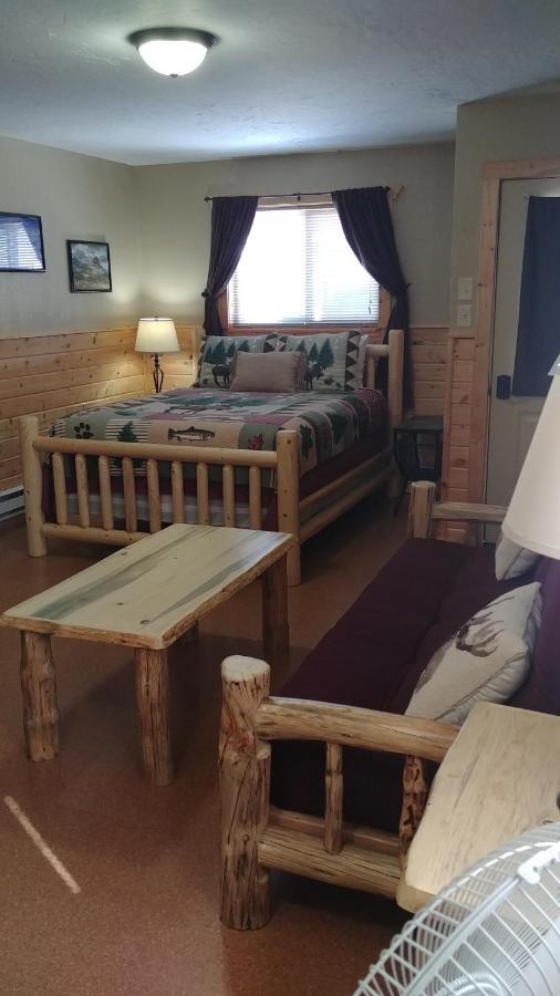 9 Bar W Cabins ウェスト・イエローストーン エクステリア 写真