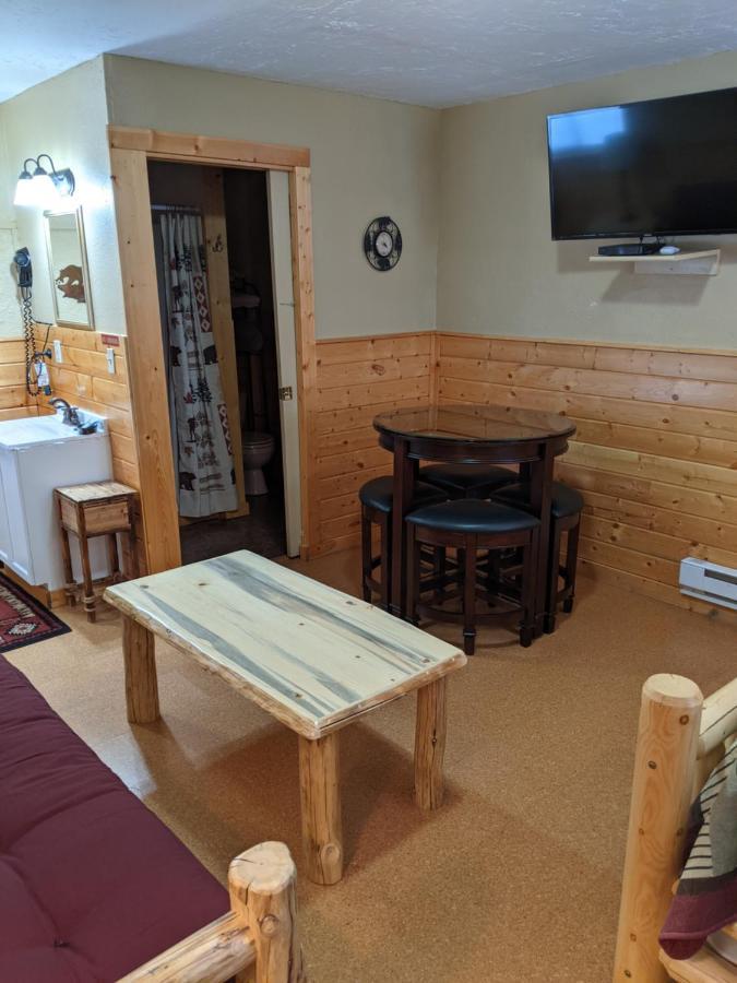 9 Bar W Cabins ウェスト・イエローストーン エクステリア 写真