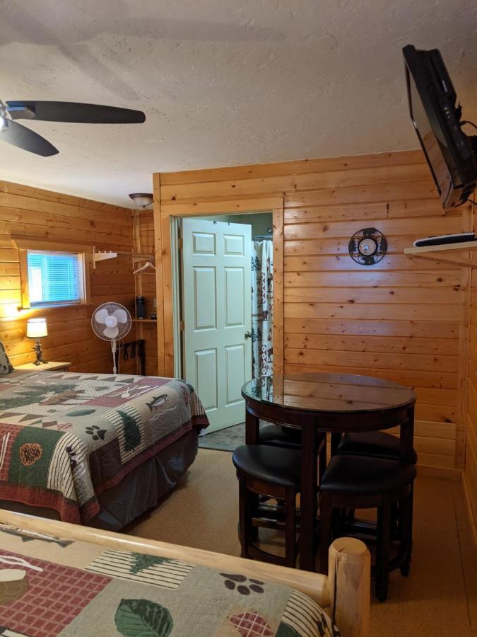 9 Bar W Cabins ウェスト・イエローストーン エクステリア 写真