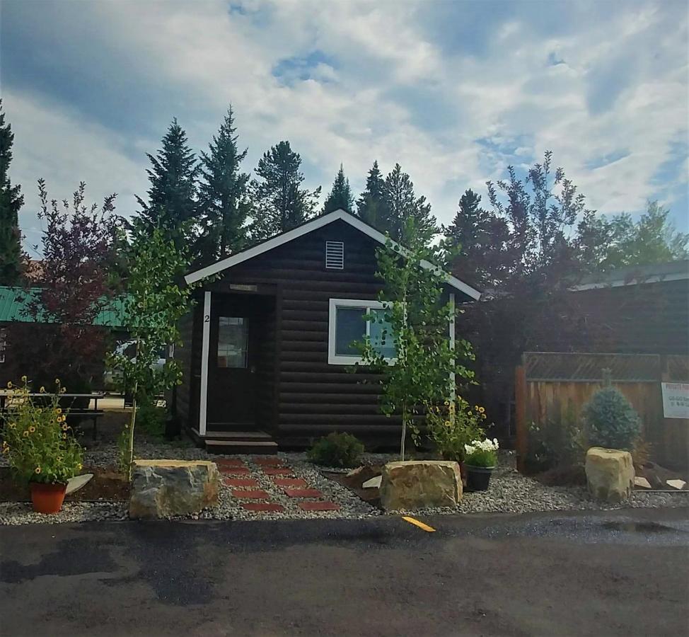 9 Bar W Cabins ウェスト・イエローストーン エクステリア 写真