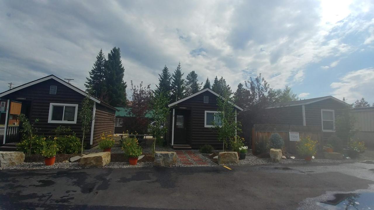 9 Bar W Cabins ウェスト・イエローストーン エクステリア 写真